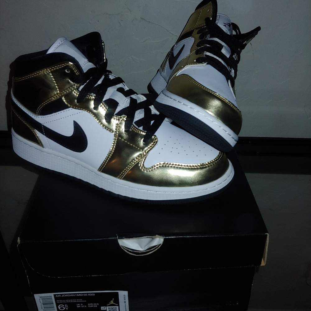 Jordan 1 mid gold 6.5m/8.5w $150 firm